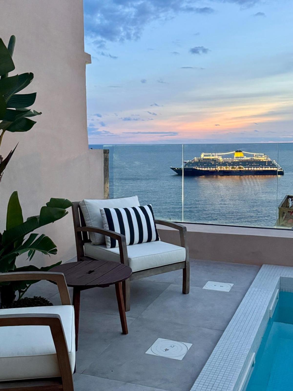 The Boat House Sea Front And Private Pool Villa *